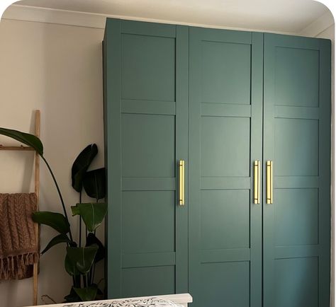 How to paint wardrobe doors to achieve a clean, smooth, and modern finished look.